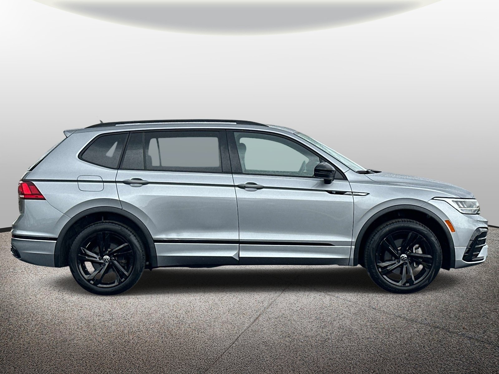 Used 2024 Volkswagen Tiguan SE R-Line AWD/4WD image 5