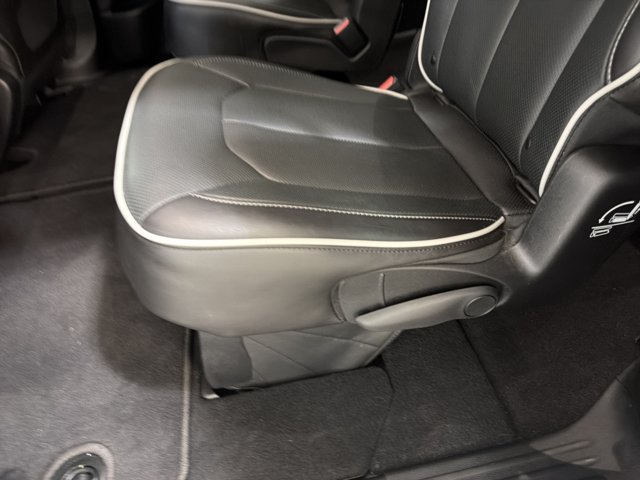 Used 2026 Chrysler Pacifica Limited FWD image 23