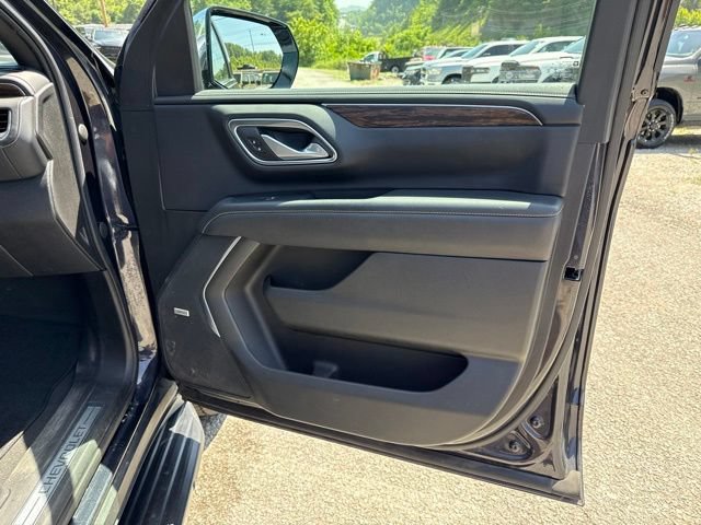 Used 2022 Chevrolet Suburban Premier AWD/4WD image 28