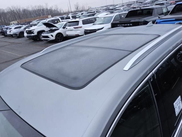 Used 2025 Cadillac XT6 Luxury FWD image 2