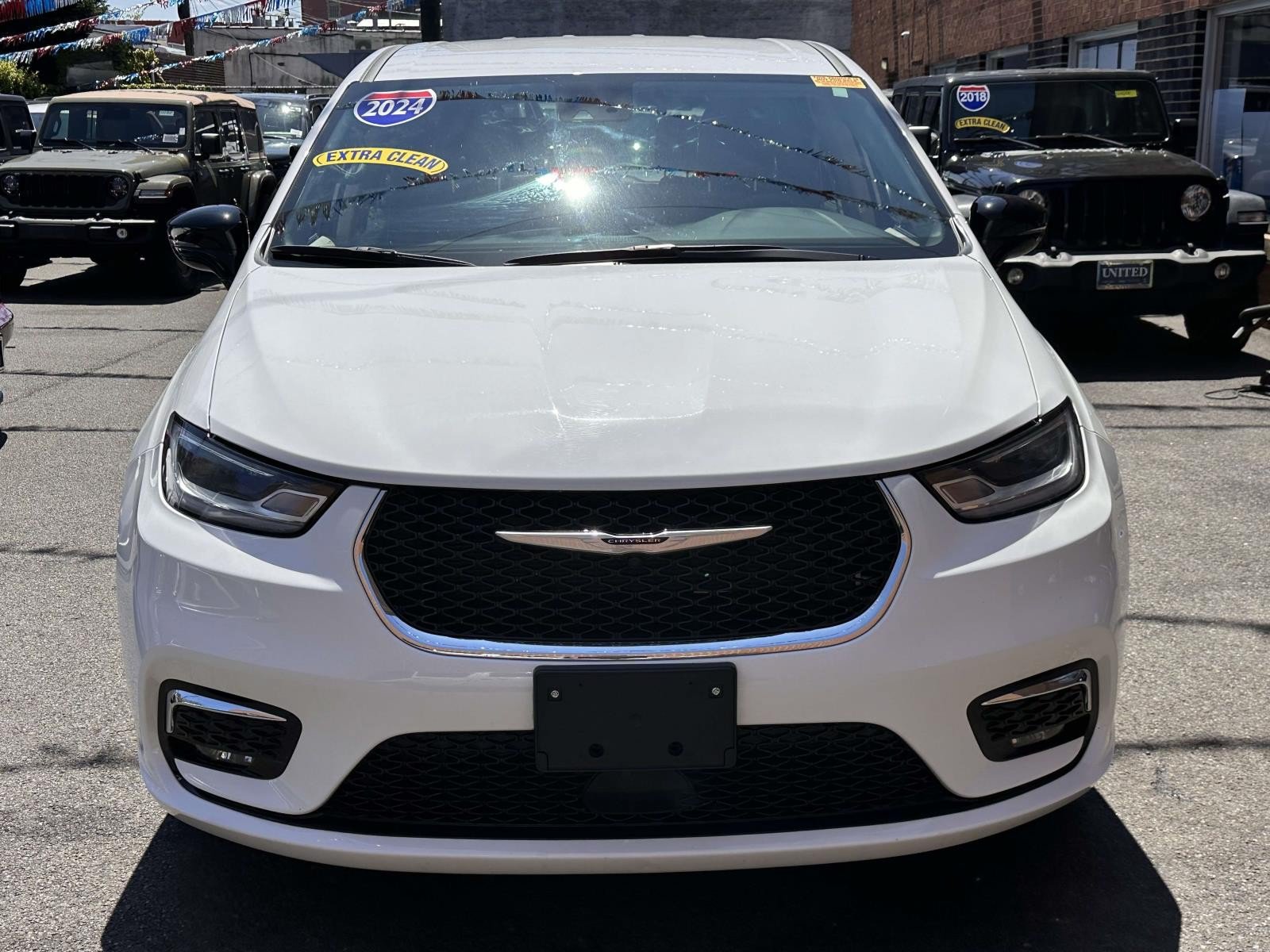 Used 2024 Chrysler Pacifica Touring-L FWD image 8