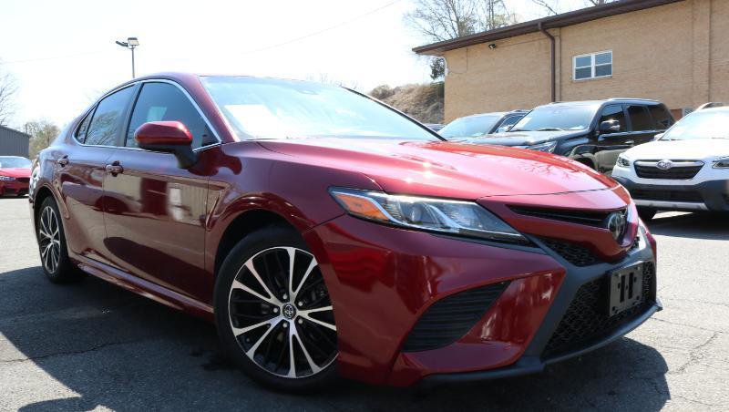 Used 2018 Toyota Camry SE image 3