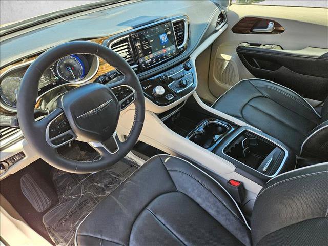 Used 2023 Chrysler Pacifica Limited FWD image 12