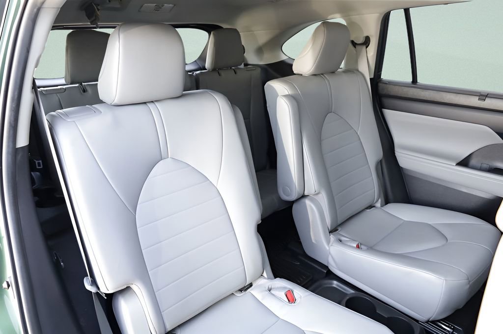 Used 2023 Toyota Highlander XLE AWD/4WD image 27