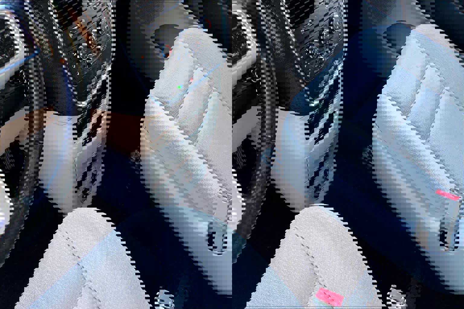 Used 2019 Dodge Grand Caravan SE w/ UConnect Hands-Free Group image 13