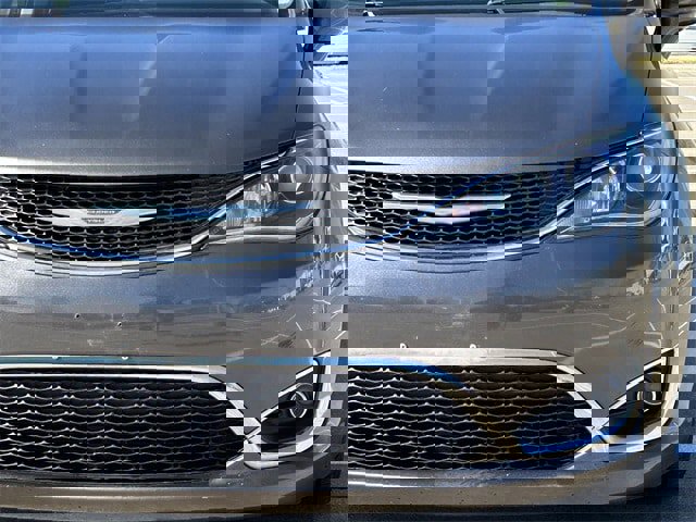 Used 2017 Chrysler Pacifica Touring-L Plus image 9