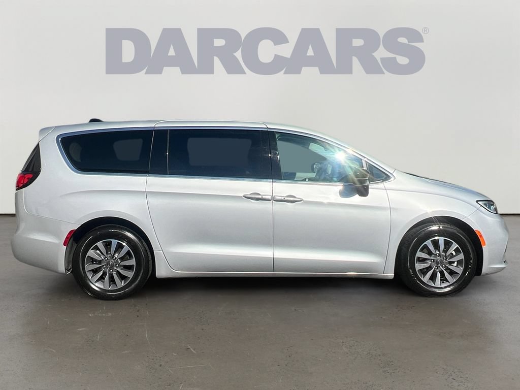 Used 2024 Chrysler Pacifica Limited FWD image 8