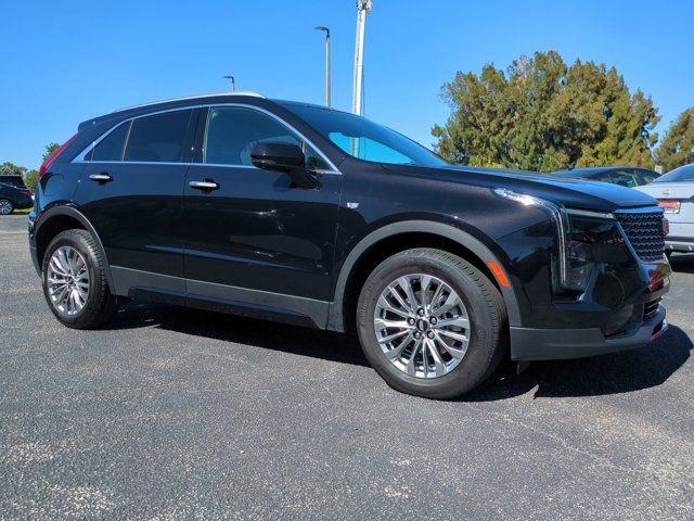 Used 2025 Cadillac XT4 Premium Luxury FWD image 2