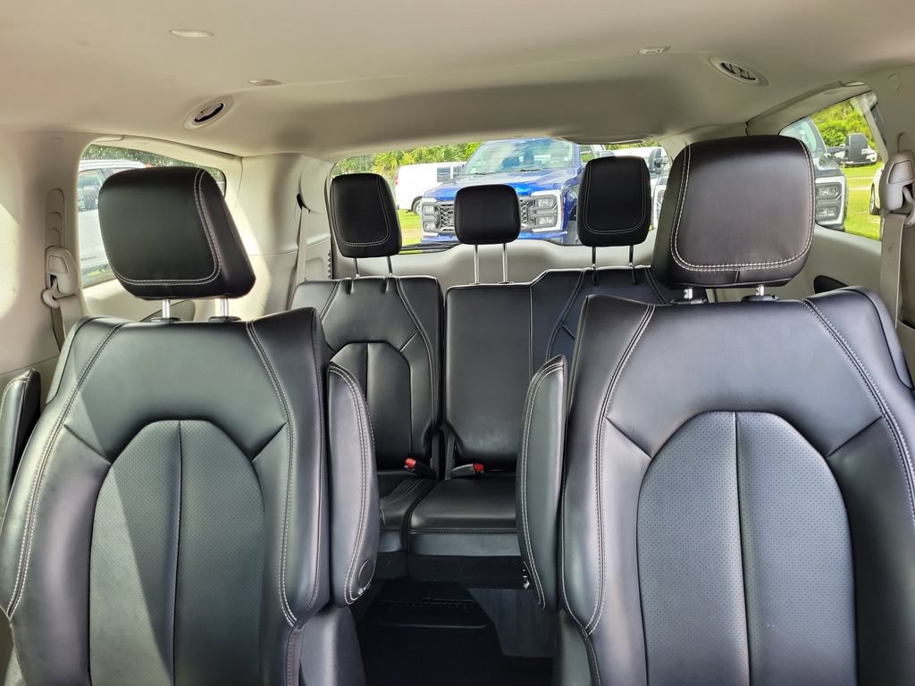 Used 2023 Chrysler Pacifica Touring-L FWD image 17