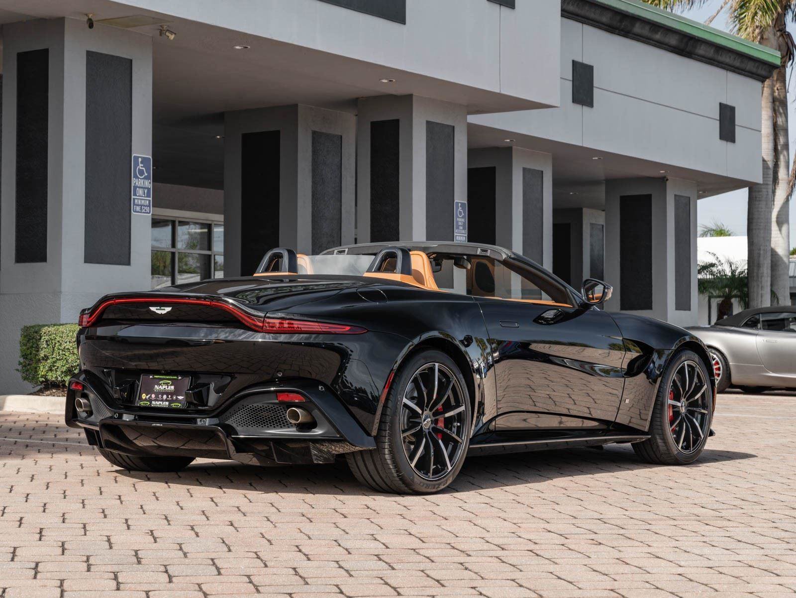 Used 2021 Aston Martin V8 Vantage Roadster RWD image 14