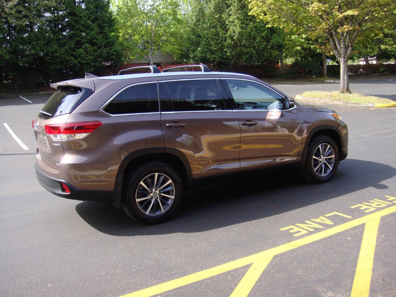 Used 2019 Toyota Highlander XLE AWD/4WD image 6