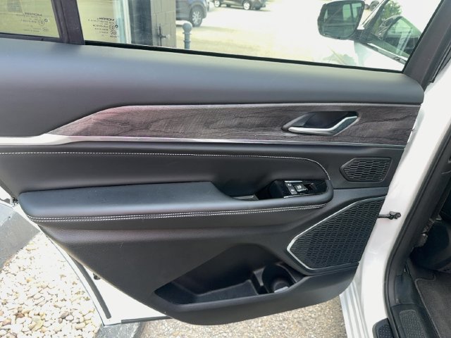 Used 2023 Jeep Grand Cherokee L Overland AWD/4WD image 16