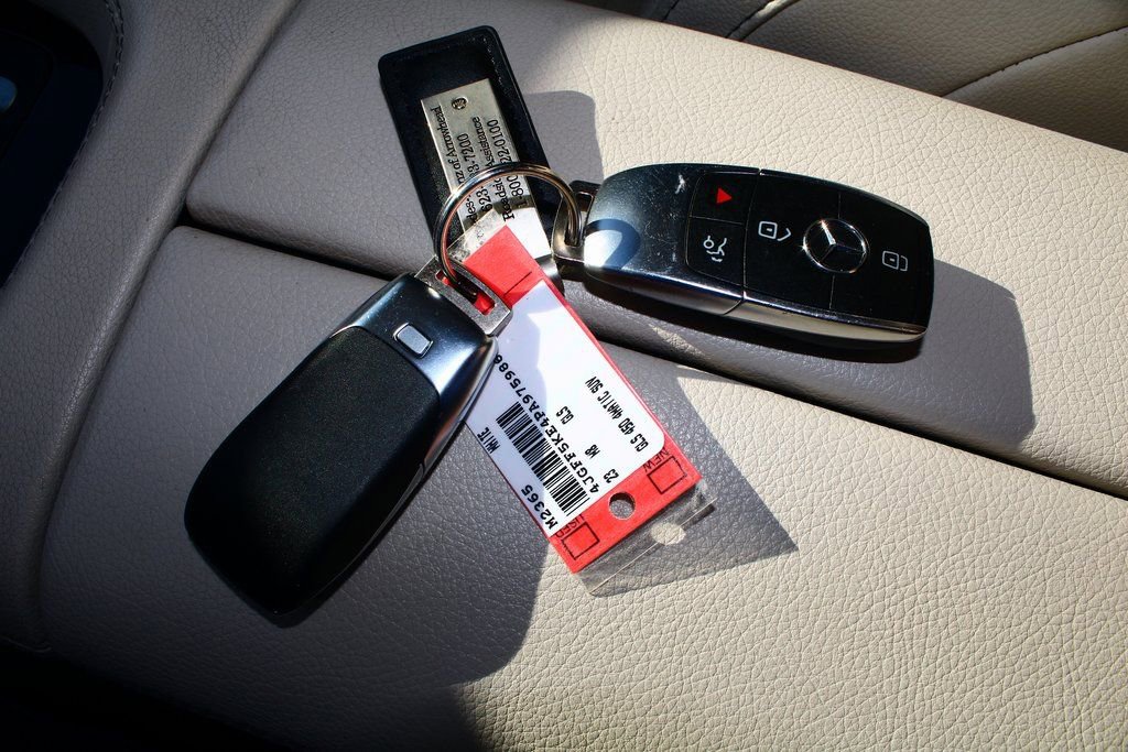 Used 2023 Mercedes-Benz GLS 450 4MATIC w/ AMG Line Exterior image 23