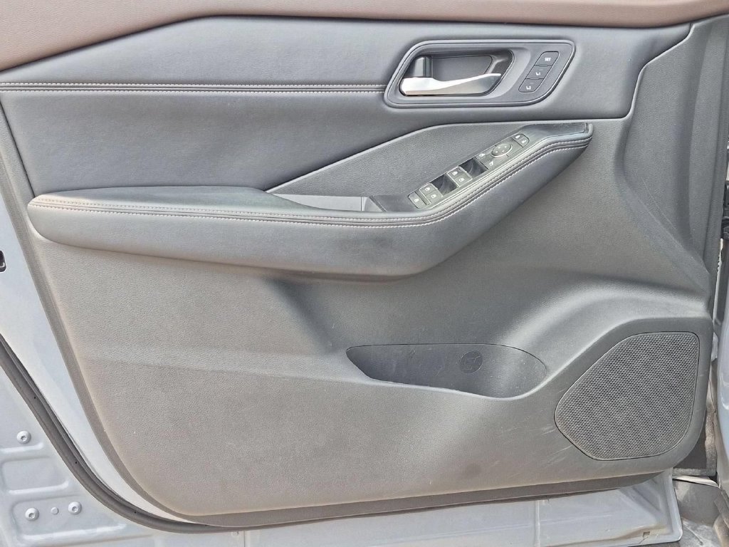 Used 2023 Nissan Rogue SL AWD/4WD image 15