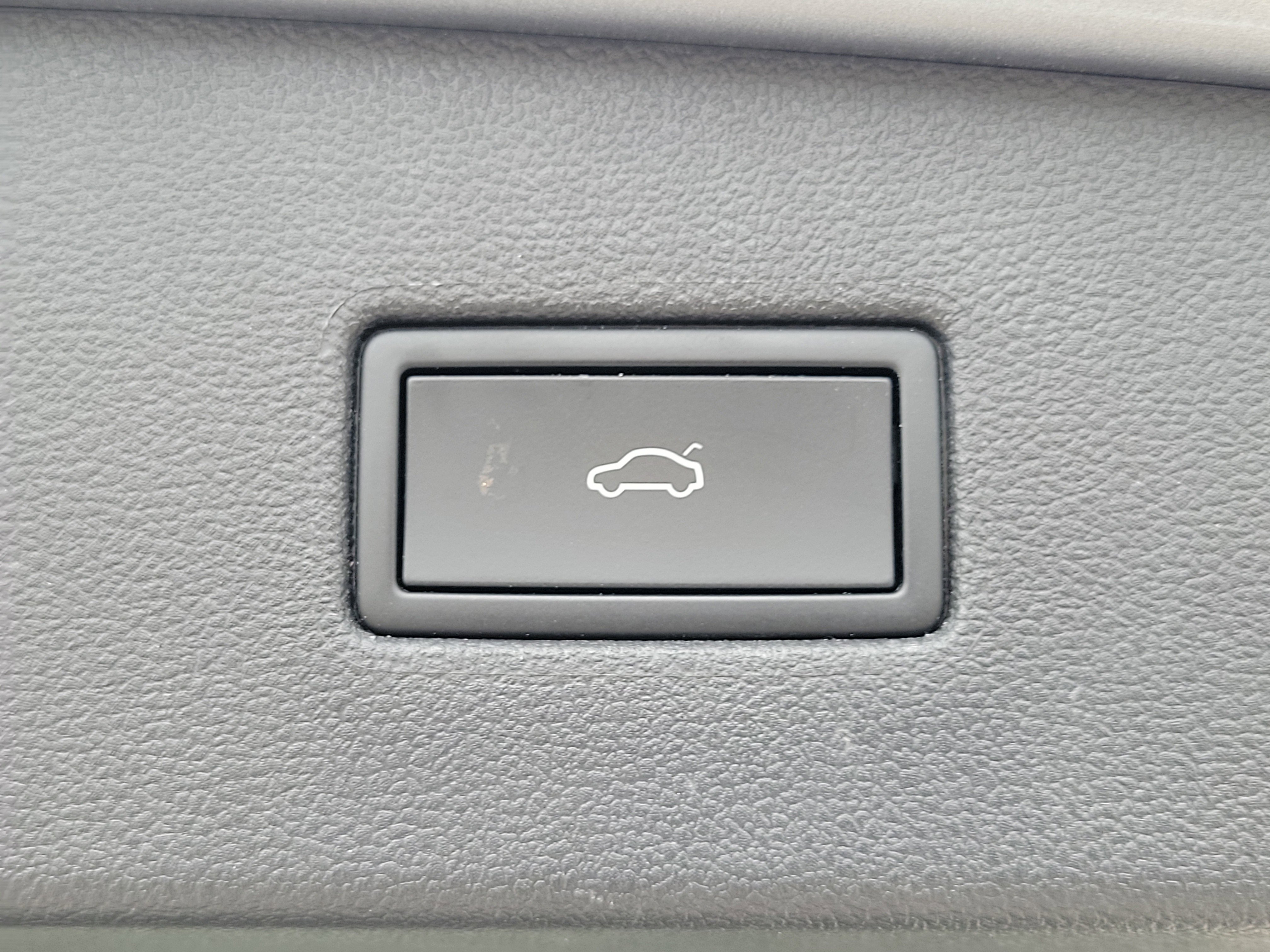 Used 2024 Volkswagen Tiguan SE image 11