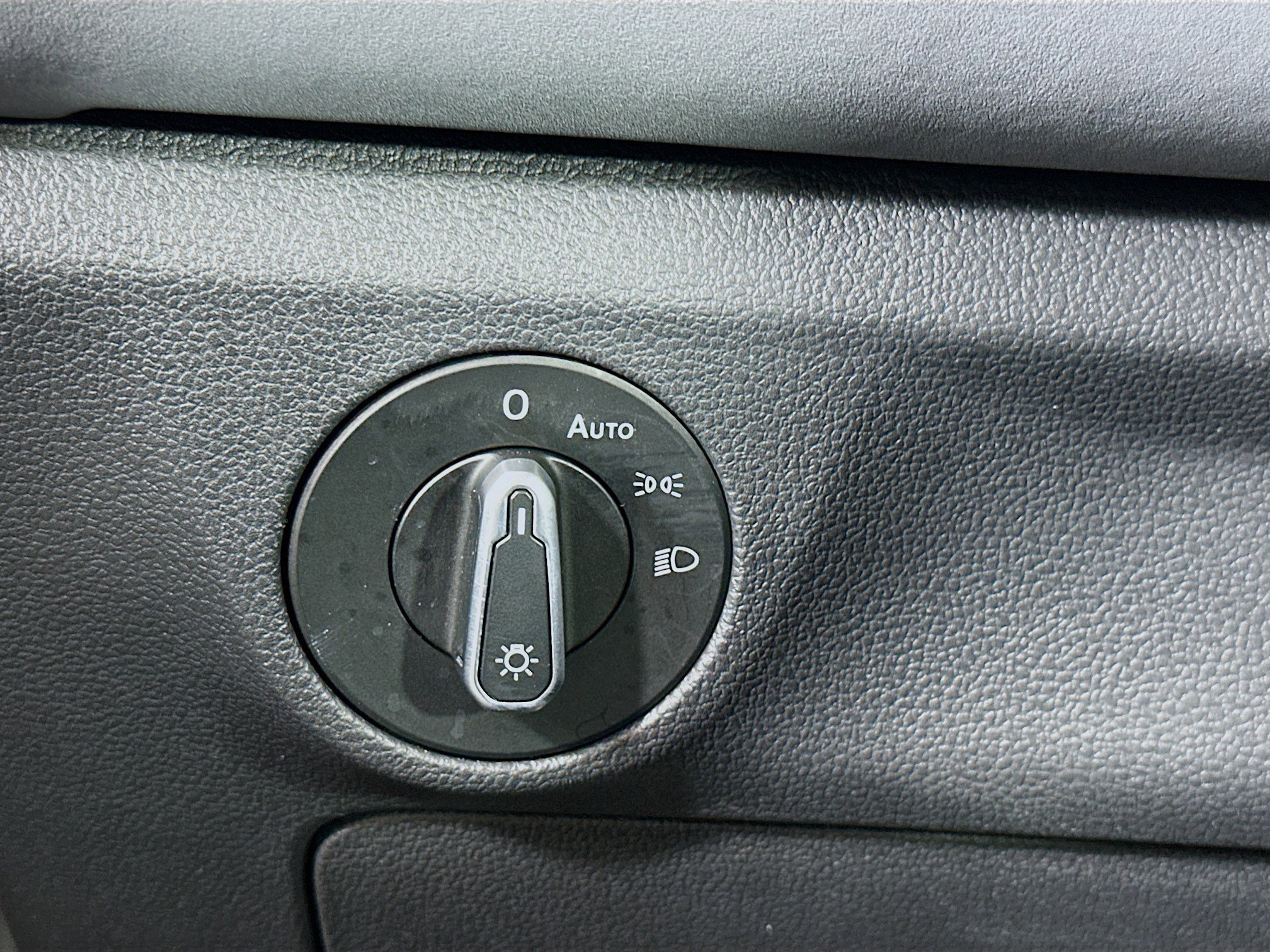 Used 2025 Volkswagen Jetta SE FWD image 17