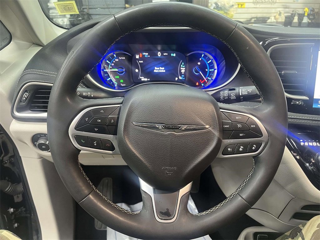 Used 2024 Chrysler Pacifica Select image 18