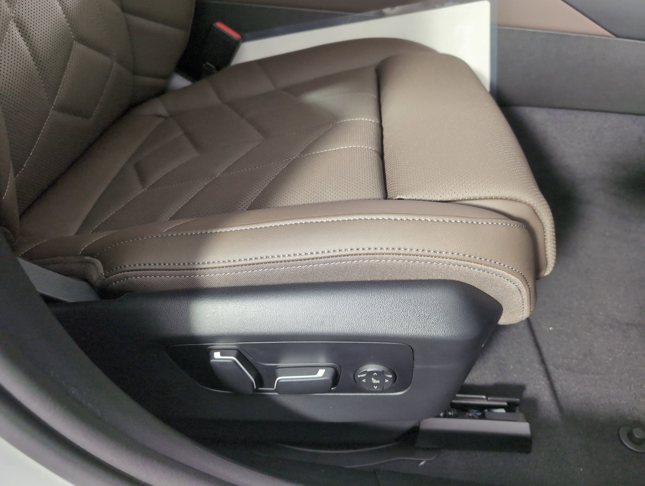 Used 2026 BMW 530i w/ Premium Package image 31