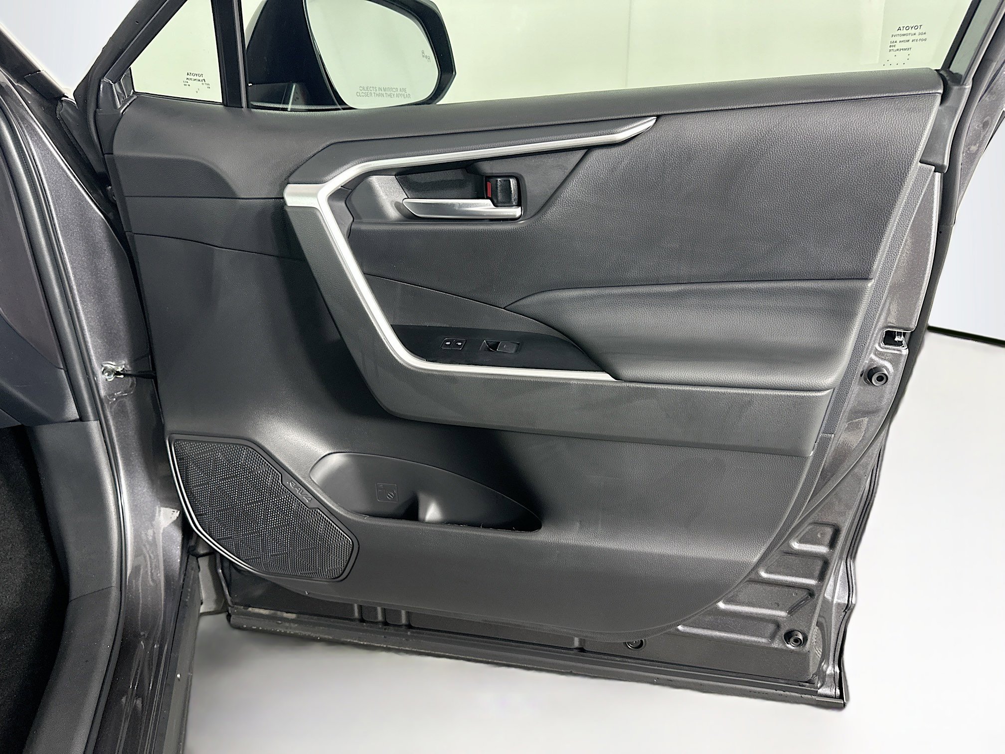 Used 2025 Toyota RAV4 XLE w/ Convenience Package image 32