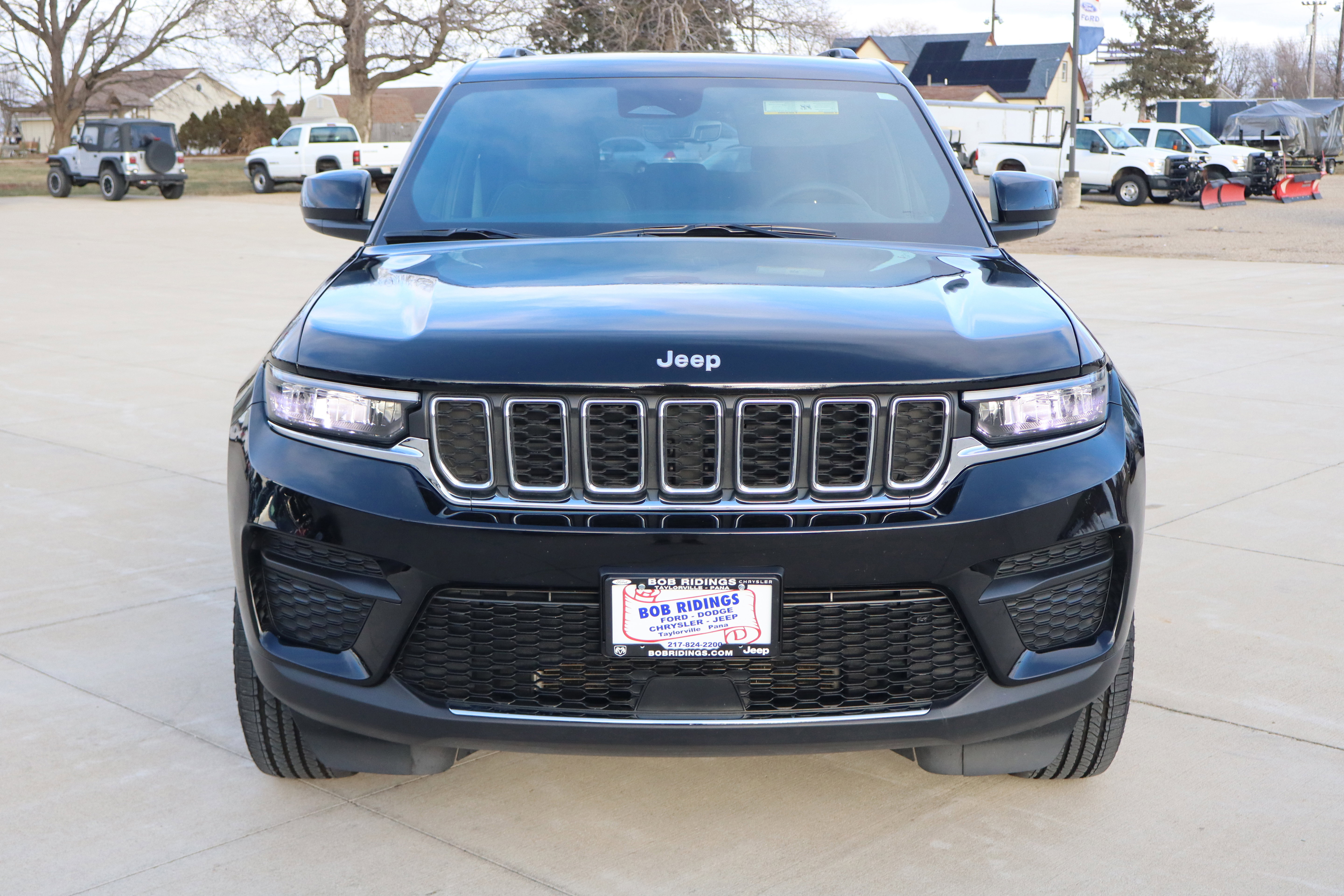 Used 2025 Jeep Grand Cherokee Laredo image 3