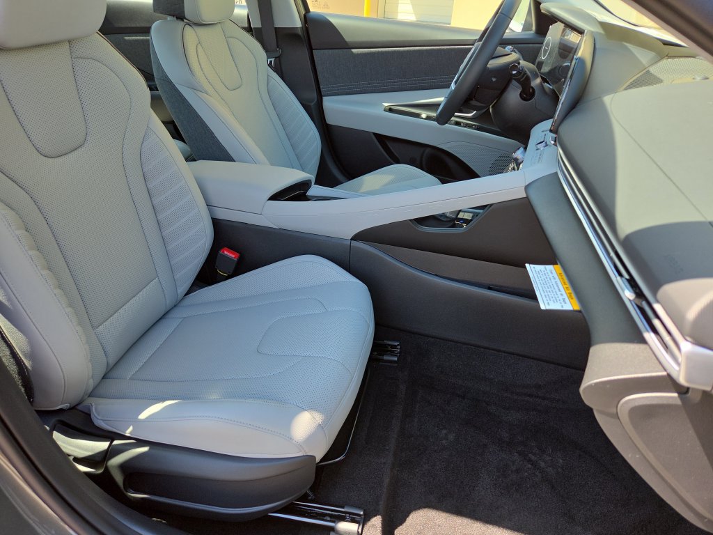 New 2026 Hyundai Elantra Limited FWD image 35