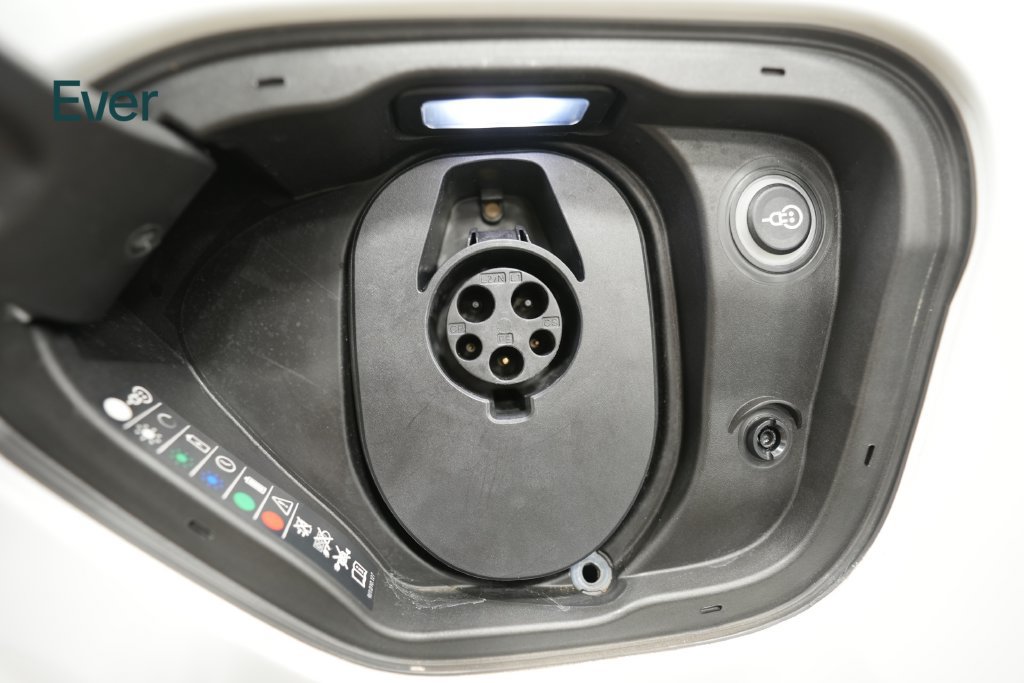 Used 2022 Porsche Taycan RWD image 28