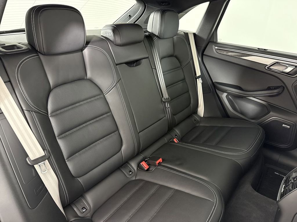 Certified 2025 Porsche Macan GTS AWD/4WD image 23