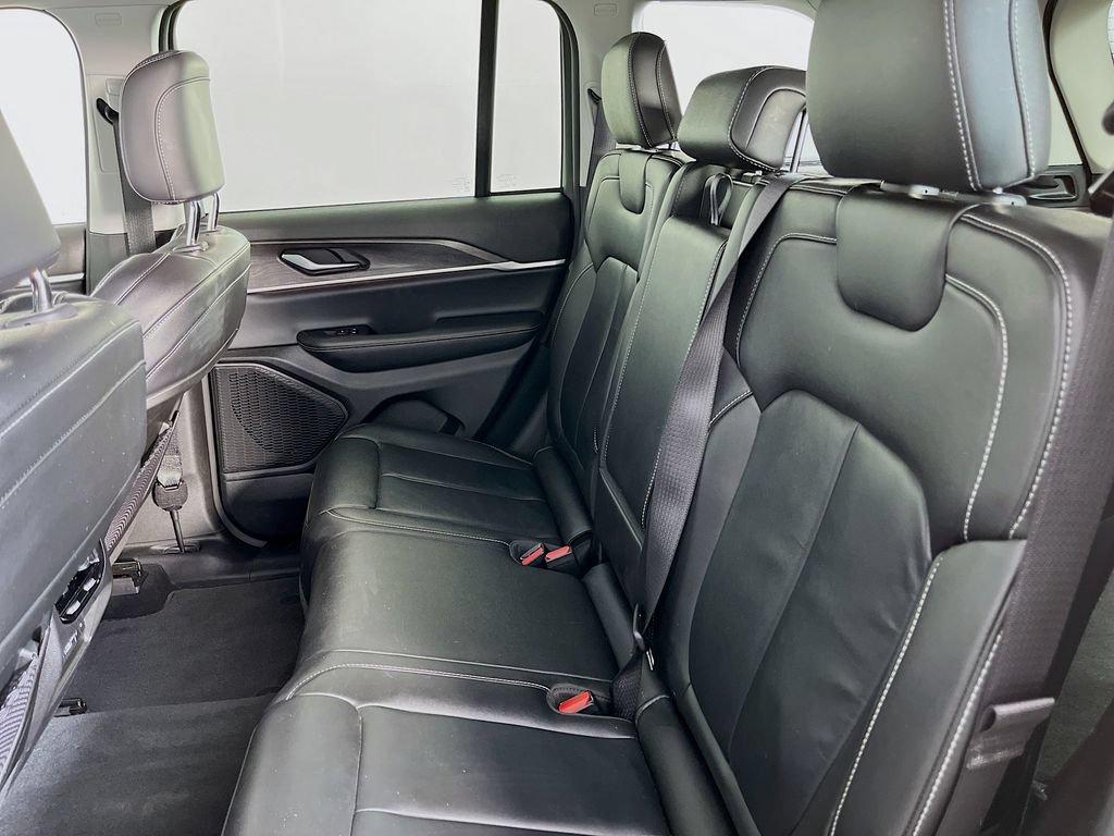 Used 2023 Jeep Grand Cherokee Limited AWD/4WD image 32