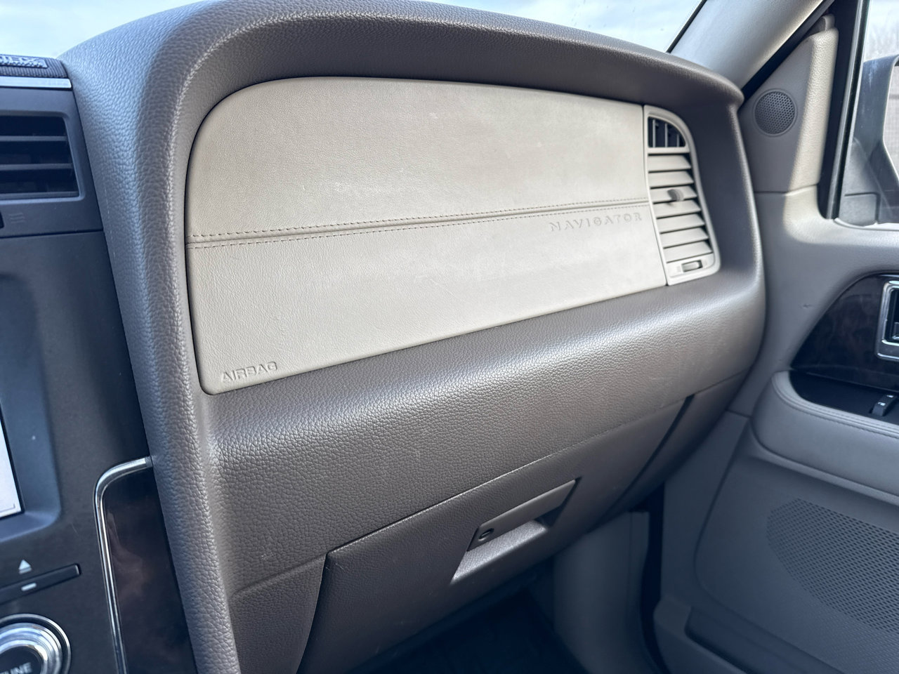 Used 2017 Lincoln Navigator Select image 20