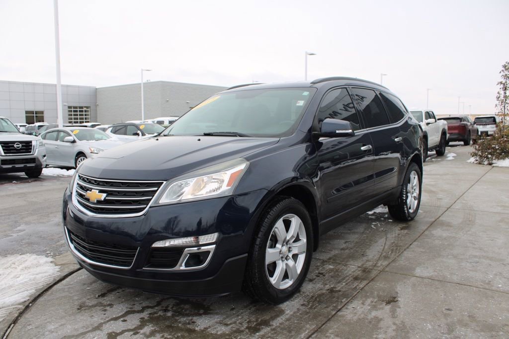 Used 2017 Chevrolet Traverse LT w/ Style and Technology Package image 3