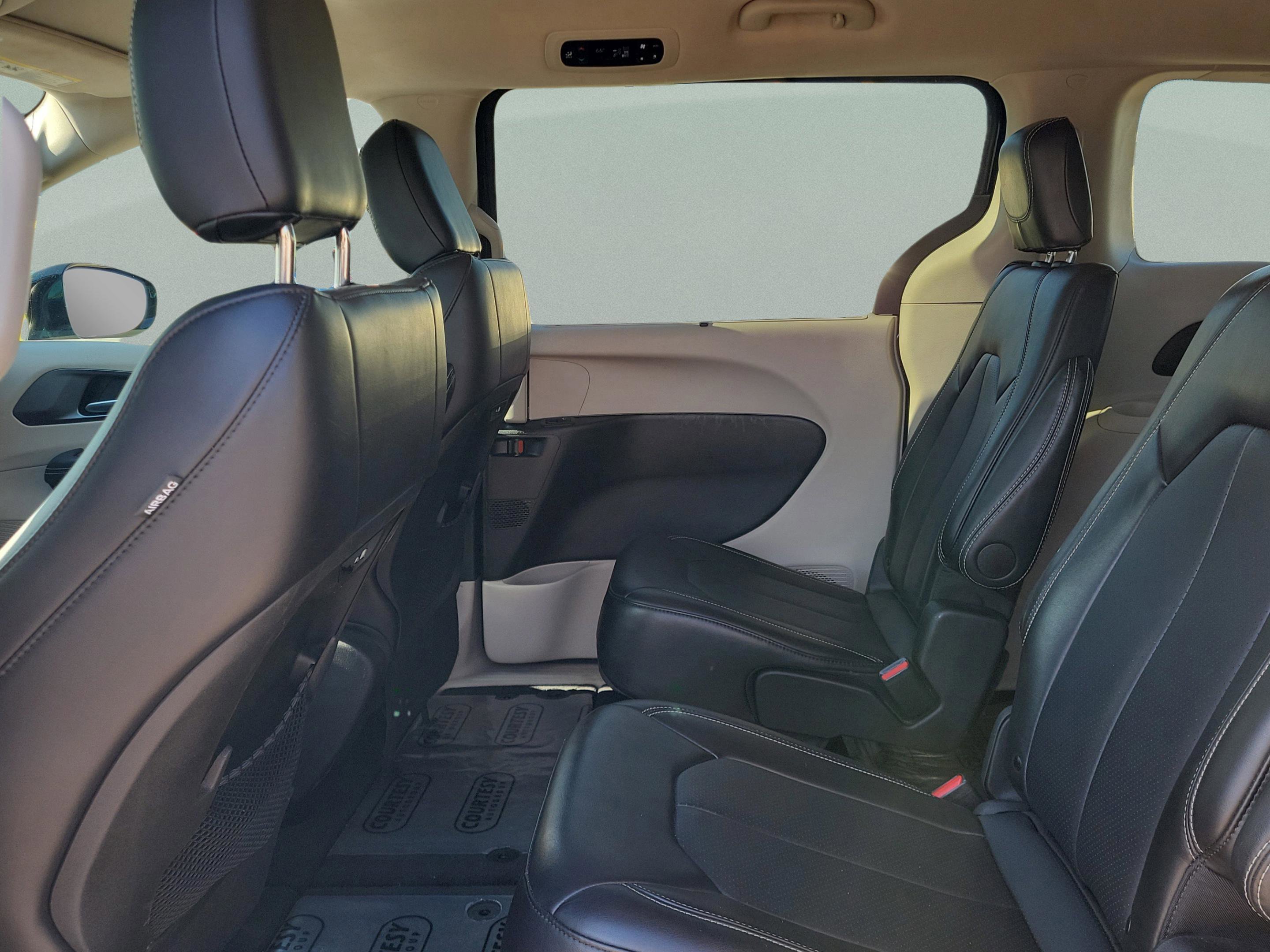 Used 2024 Chrysler Pacifica Touring-L image 12