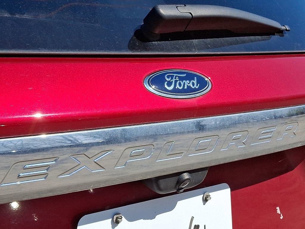 Used 2022 Ford Explorer XLT w/ Equipment Group 202A image 9