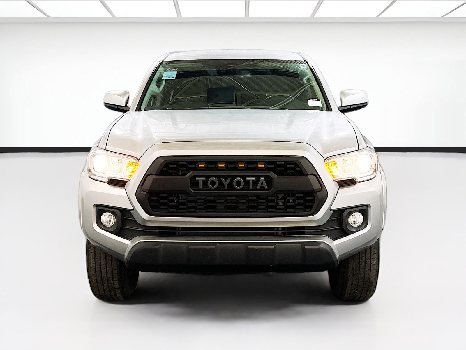Used 2022 Toyota Tacoma SR5 RWD image 2