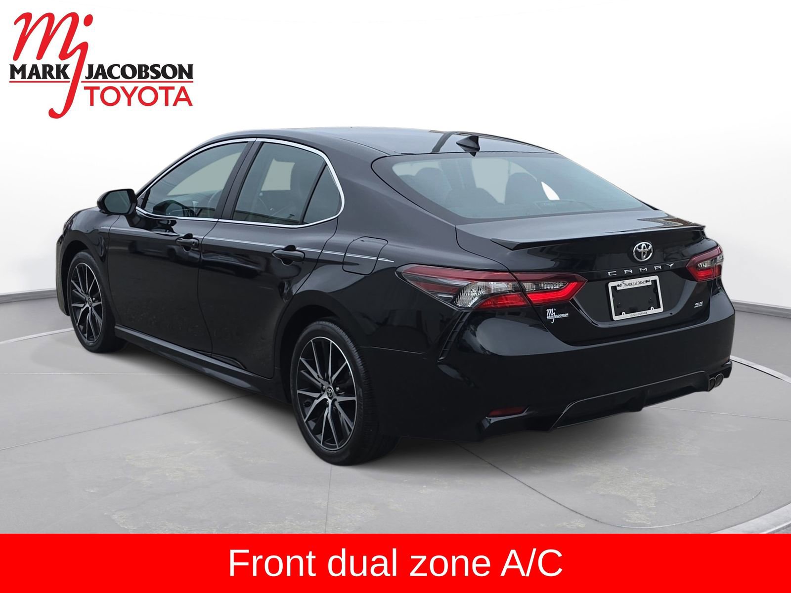 Used 2024 Toyota Camry SE image 12