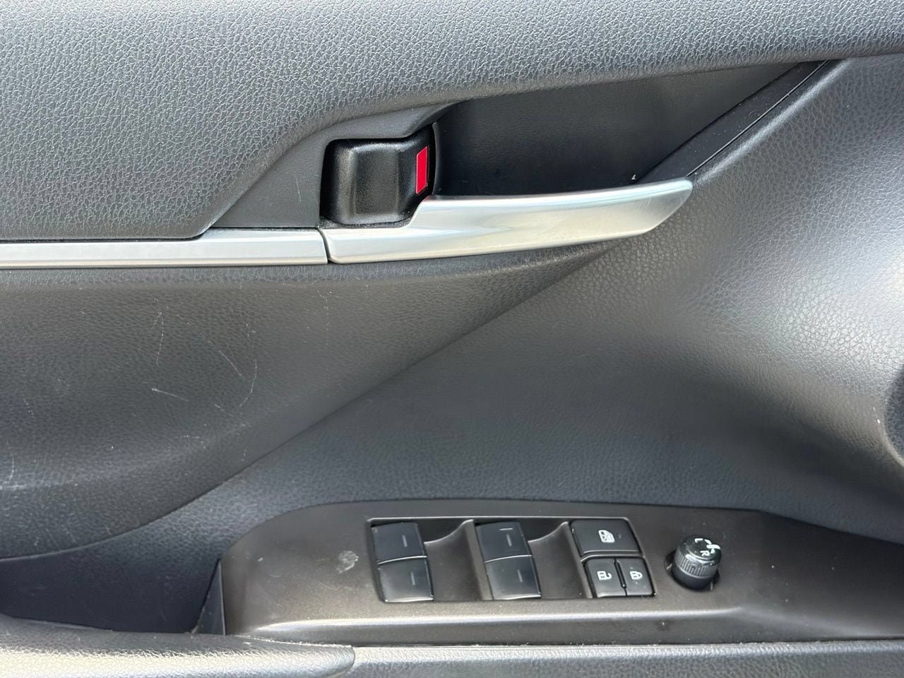 Used 2023 Toyota Camry SE FWD image 5