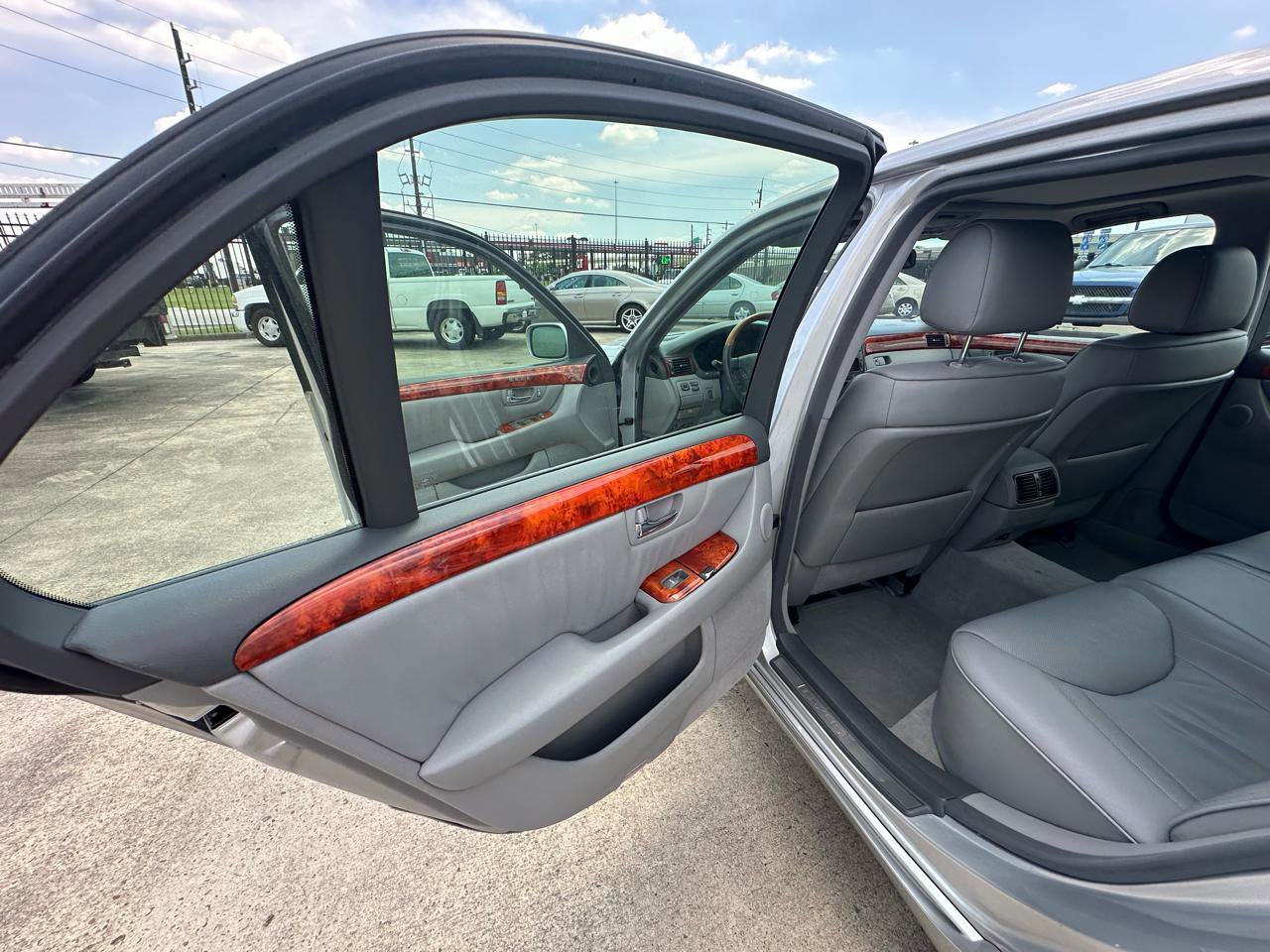 Used 2004 Lexus LS 430 RWD image 19