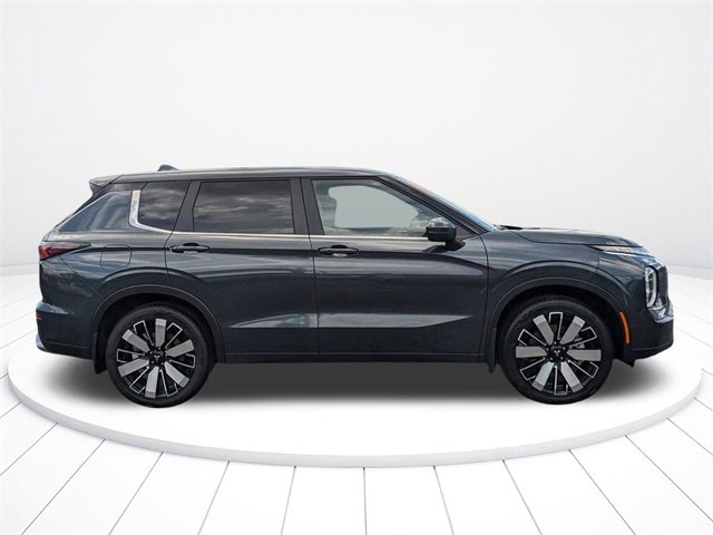 New 2025 Mitsubishi Outlander SE image 2