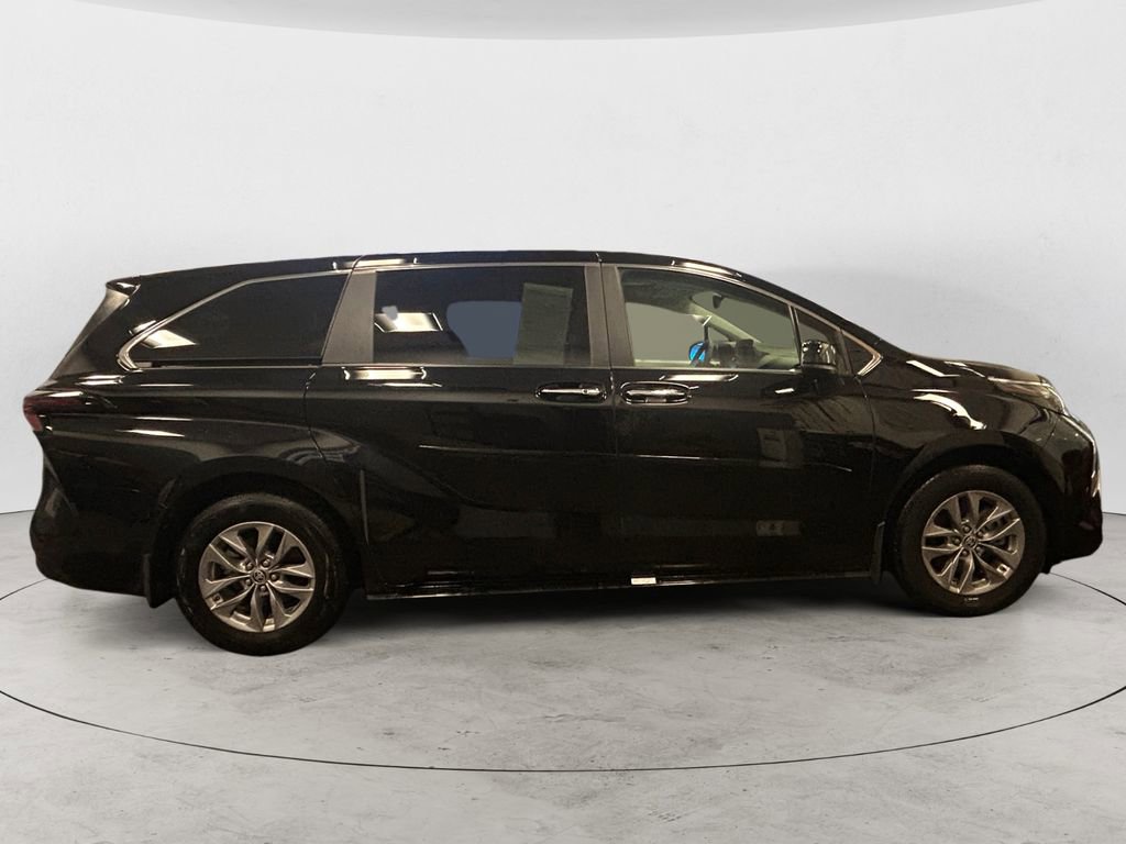 Used 2025 Toyota Sienna XLE image 6