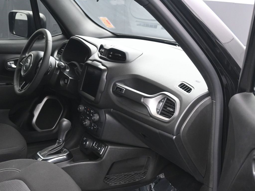 Used 2021 Jeep Renegade Latitude w/ Luxury Group II image 5