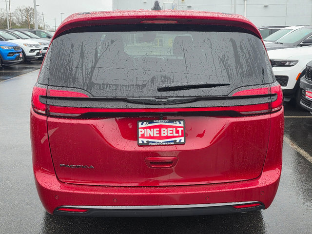 New 2026 Chrysler Pacifica Select image 12