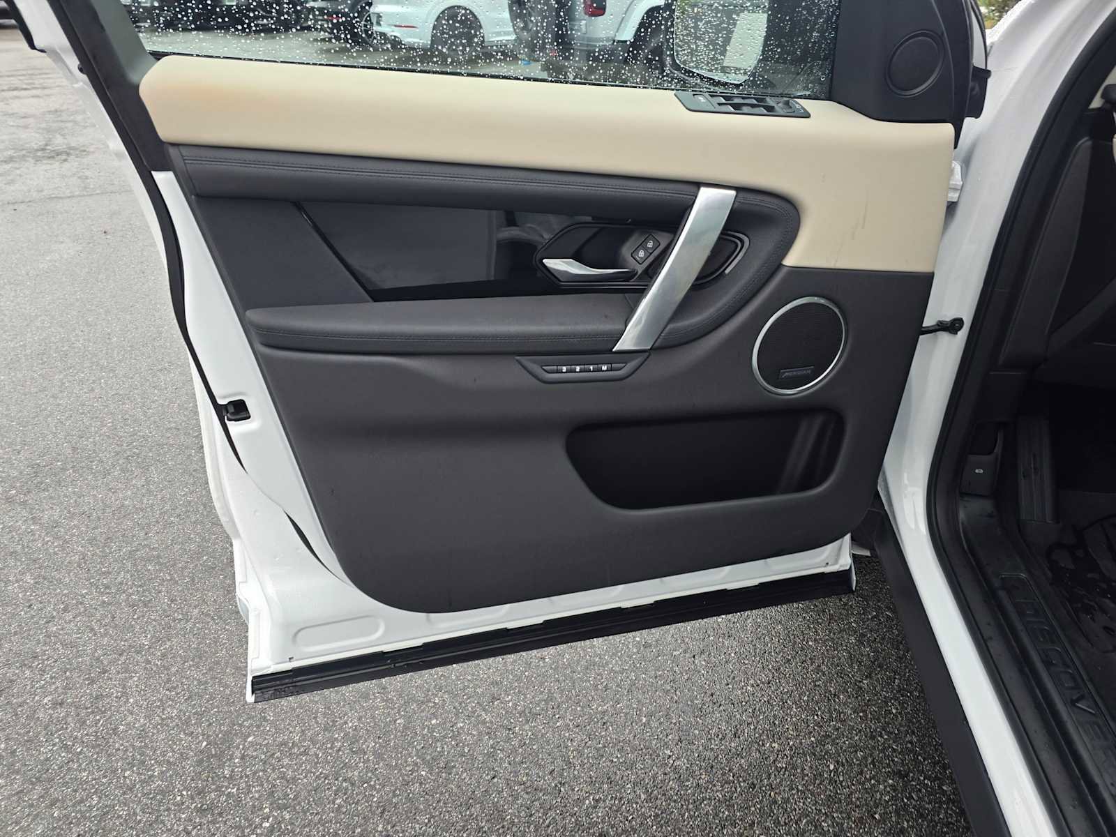 Used 2025 Land Rover Discovery Sport S image 24