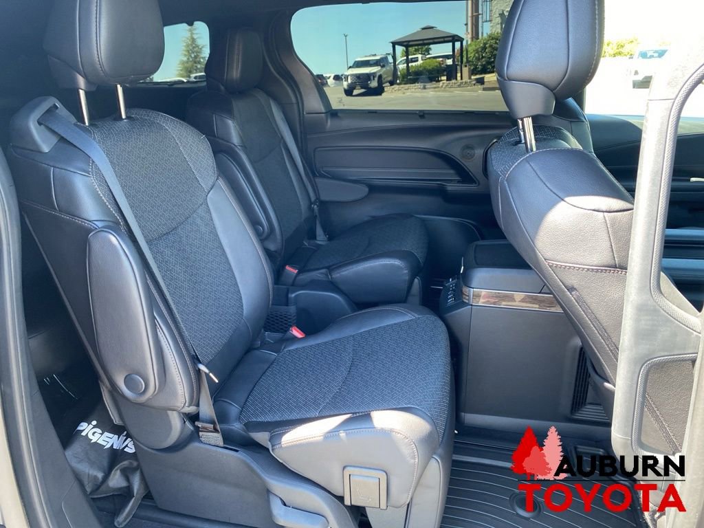 Used 2025 Toyota Sienna Platinum AWD/4WD image 18