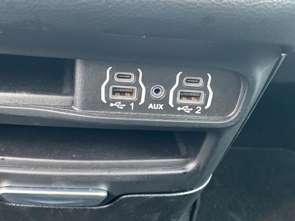 Used 2025 Chrysler Pacifica Select FWD image 12