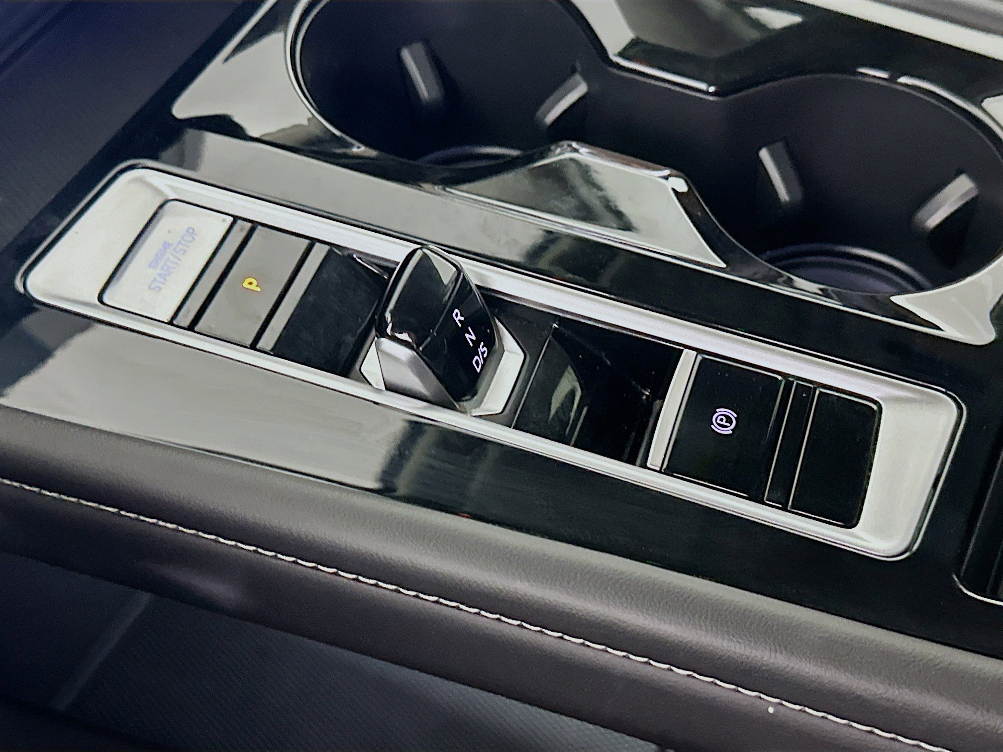 Used 2025 Volkswagen Atlas SE image 24