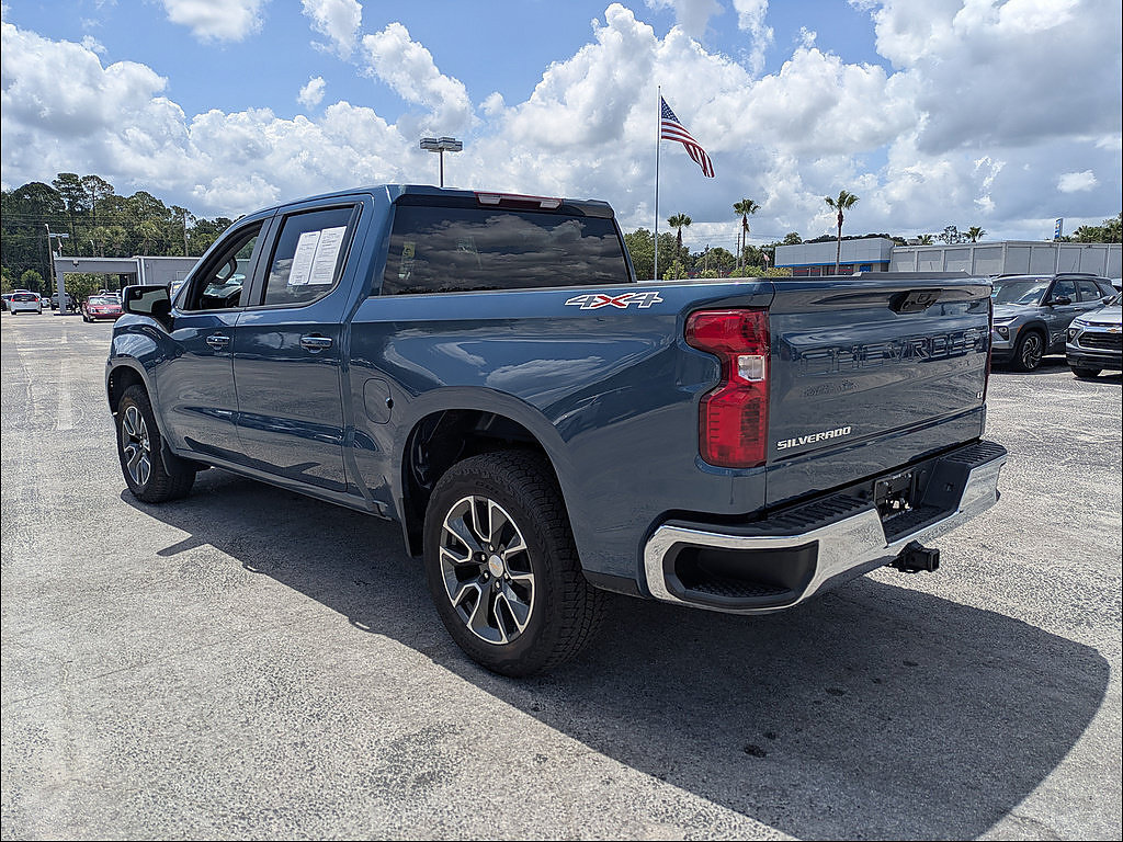 Used 2024 Chevrolet Silverado 1500 LT AWD/4WD image 7