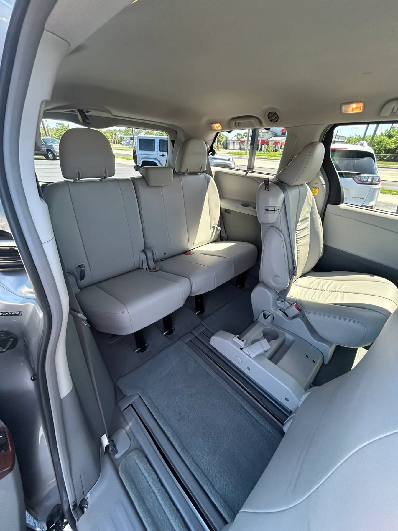 Used 2011 Toyota Sienna XLE FWD image 21