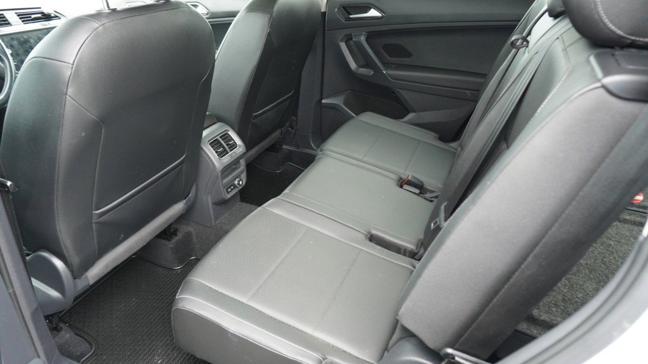 Used 2018 Volkswagen Tiguan SE w/ Panoramic Sunroof Package FWD image 10