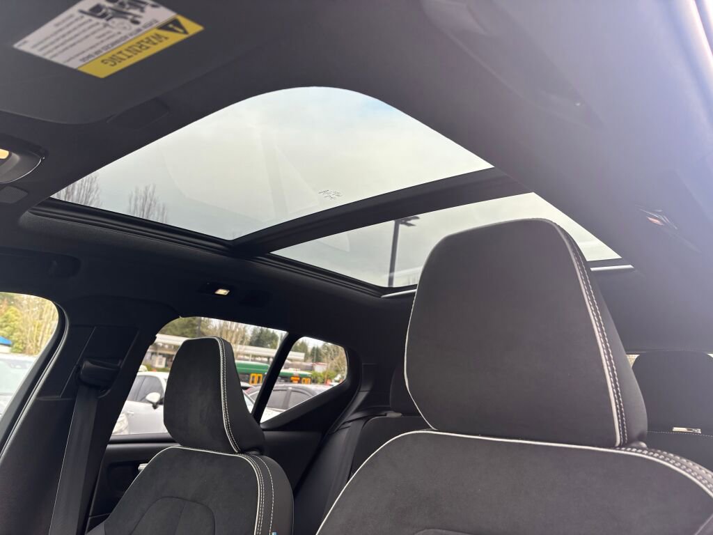 Used 2022 Volvo XC40 P8 Recharge Ultimate image 15