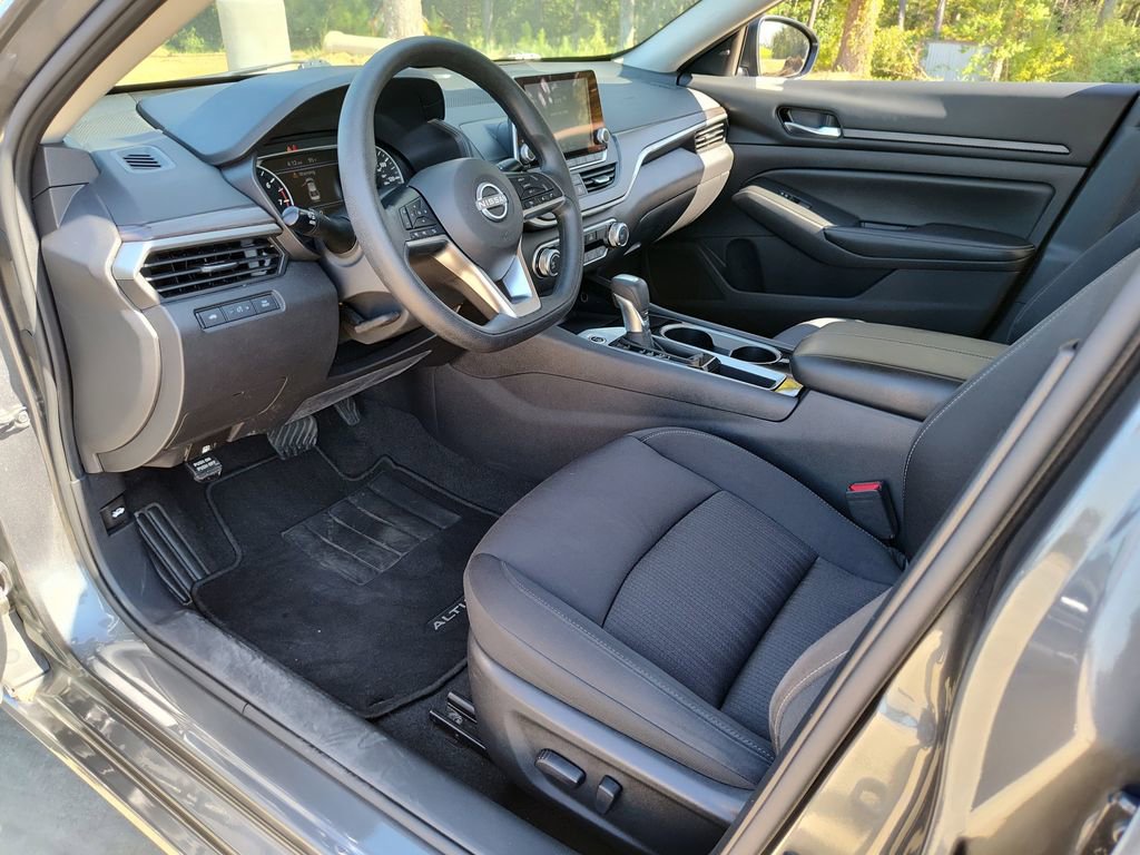 Used 2024 Nissan Altima 2.5 SV image 2