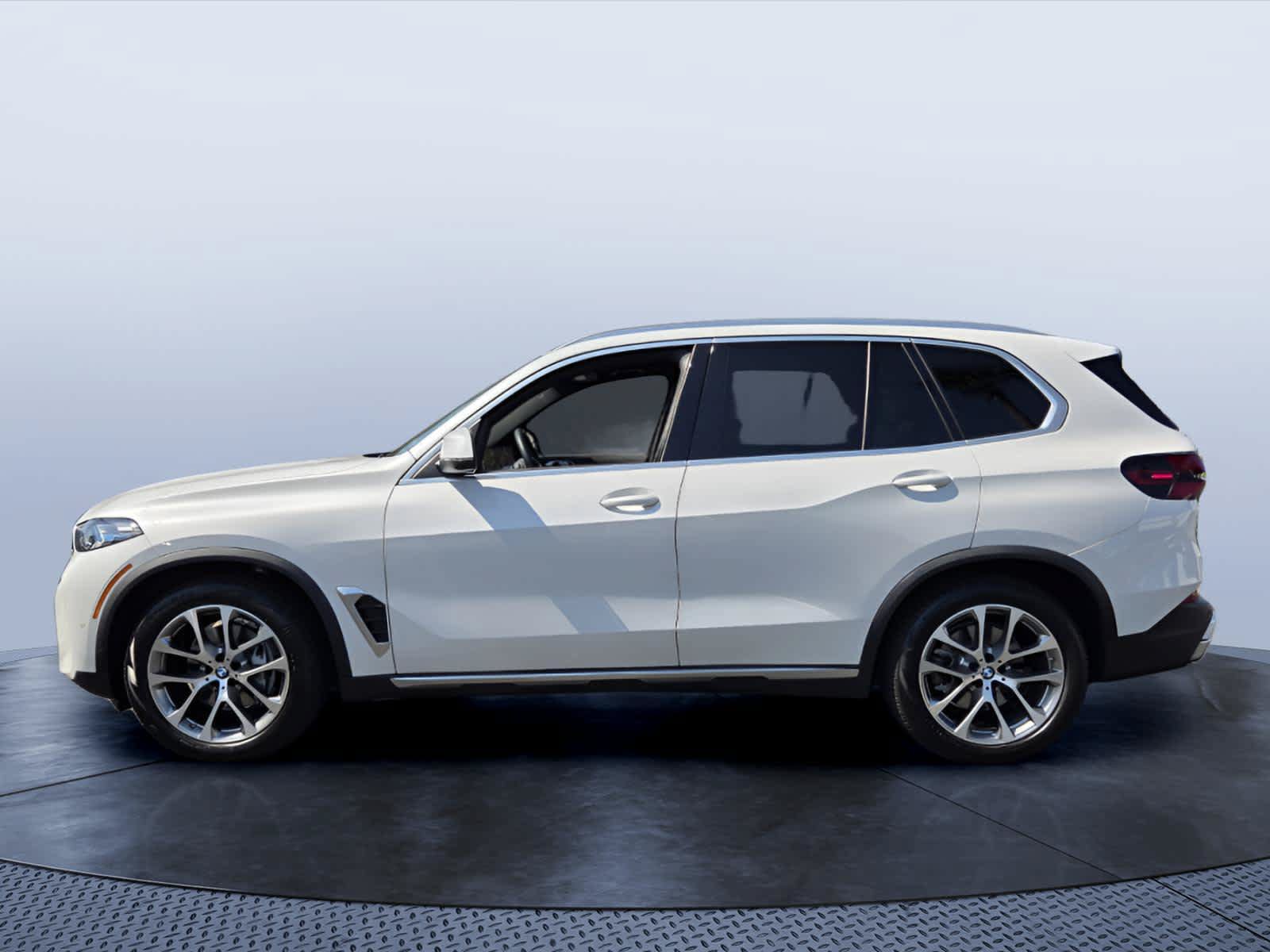 Used 2024 BMW X5 xDrive40i w/ Premium Package AWD/4WD image 3